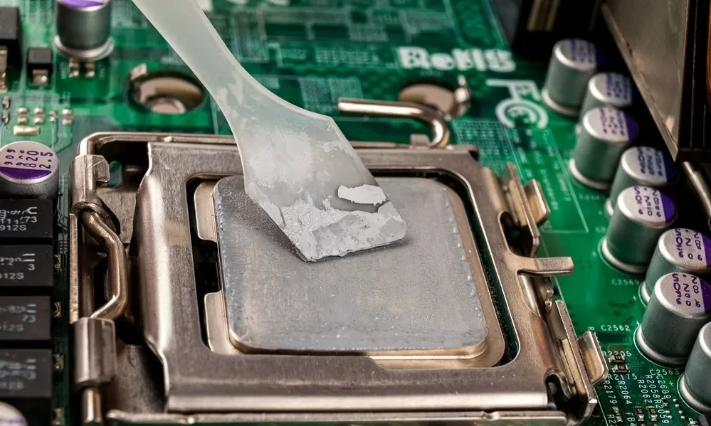 Applied Thermal Paste on the Thermal Distribution Cover